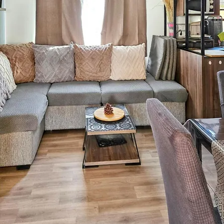 Hébergement de vacances Cosy à Avec Piscine Partagée